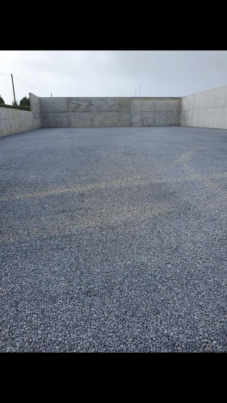 Gravel area with a surrounding concrete wall